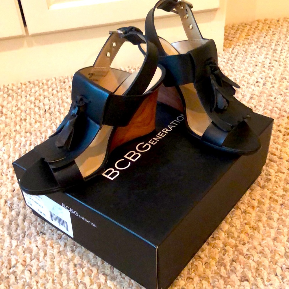 BCBG black PU day sandals
